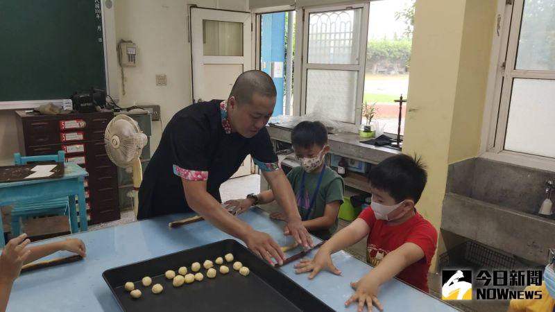 ▲芬園鄉文德國小開學迎新活動，用家鄉水果製作手工餅乾，小朋友說好吃、好玩又有趣的學習。（圖／記者陳雅芳攝，2020.08.31）