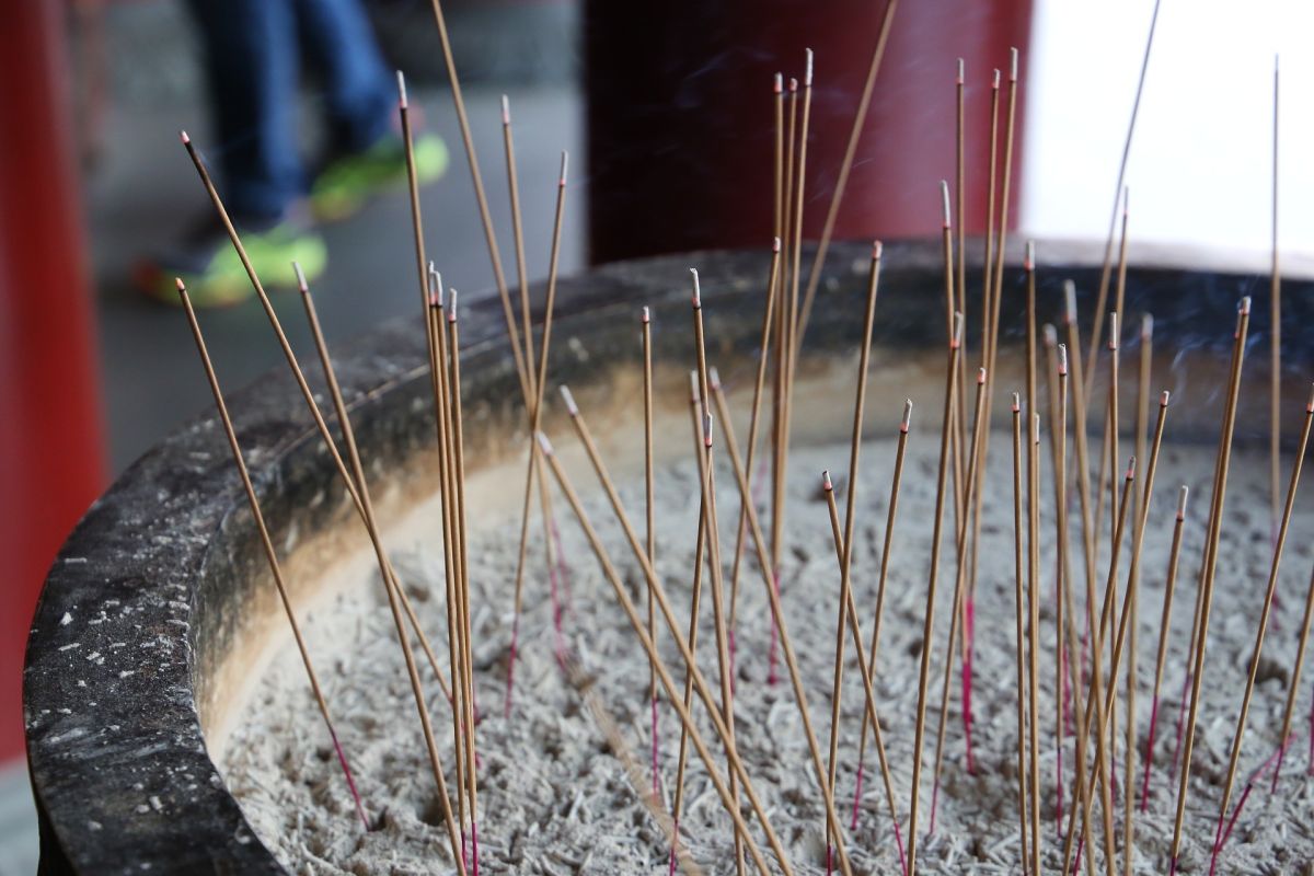 ▲中元節將至，不少家庭及公司行號都會準備供品祭拜好兄弟，就有女網友表示自己靠近普渡供桌時，突然開始大哭。（示意圖／取自pixabay）