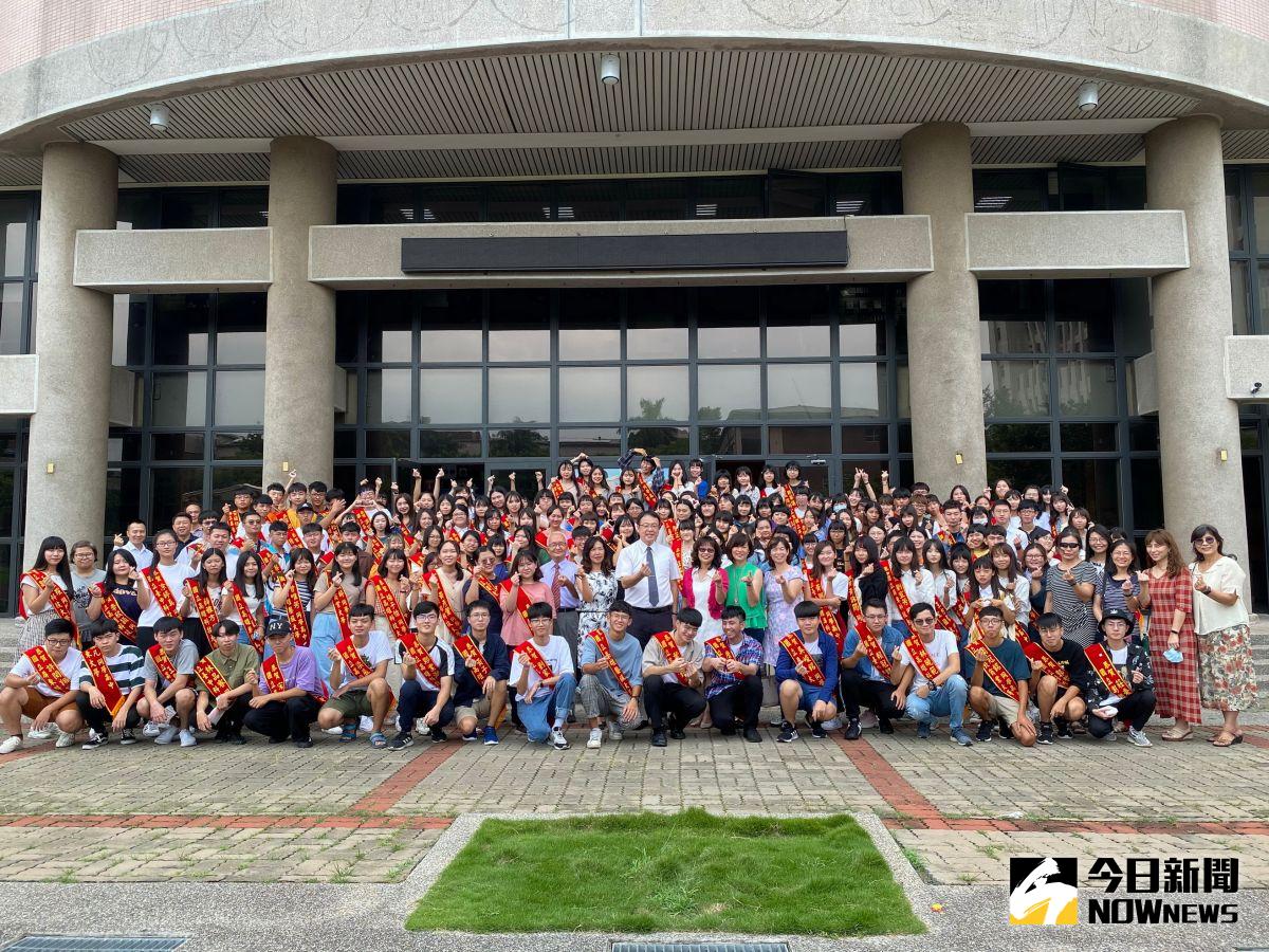 ▲升學表現再創高峰！員林家商舉辦菁英獎頒獎典禮，頒發榮譽紀念彩帶與紀念品。（圖／記者陳雅芳攝，2020.08.31）