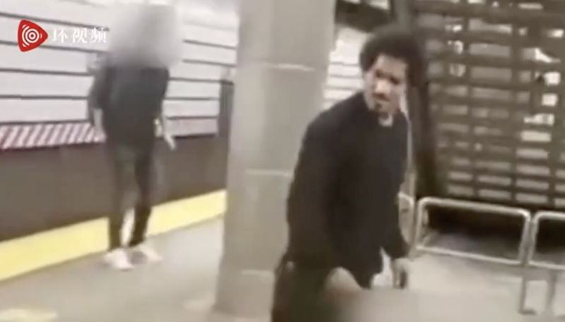 ▲美國紐約曼哈頓一地鐵站內一名男子將一名年輕女孩推倒在地上，企圖在公眾場所對她性侵。（圖／翻攝YouTube影片）