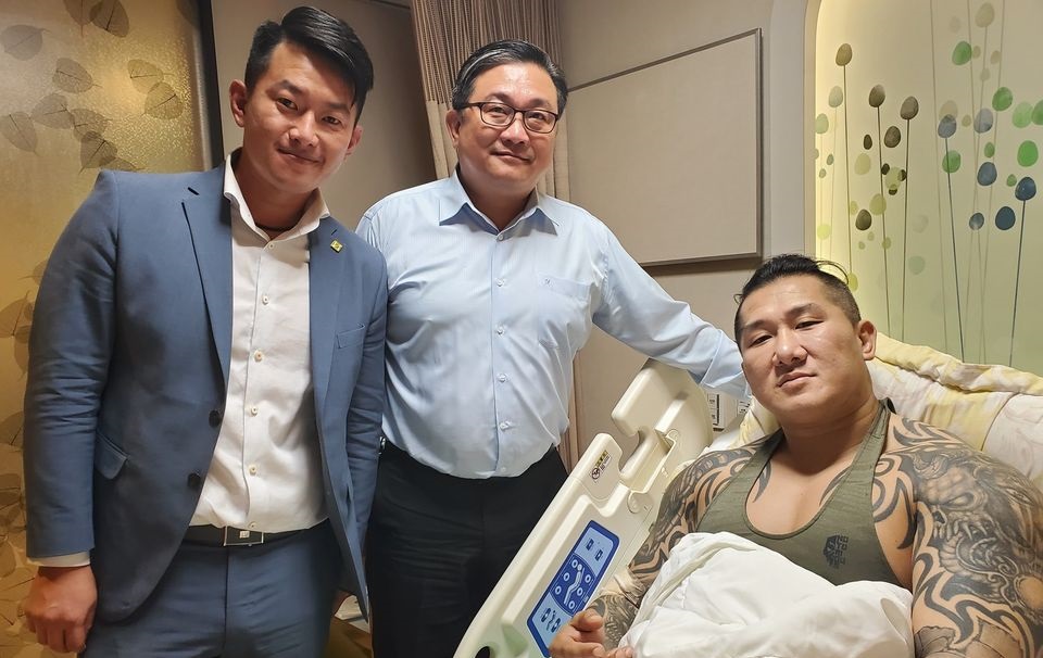 ▲民進黨立委王定宇、基進黨立委陳柏惟到醫院探望館長。（圖／翻攝館長臉書）