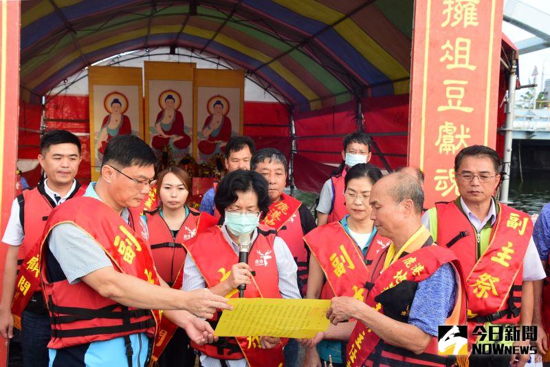 ▲放水燈祭水靈儀式-彰化縣長王惠美恭讀疏文。(圖/記者陳雅芳攝,2020.08.31)