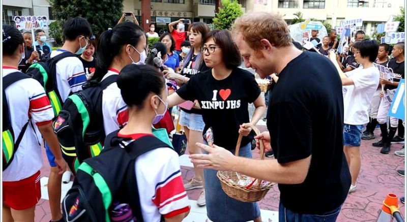 開學日！新埔國中推動英語生活化　外師鼓勵學生大方示愛
