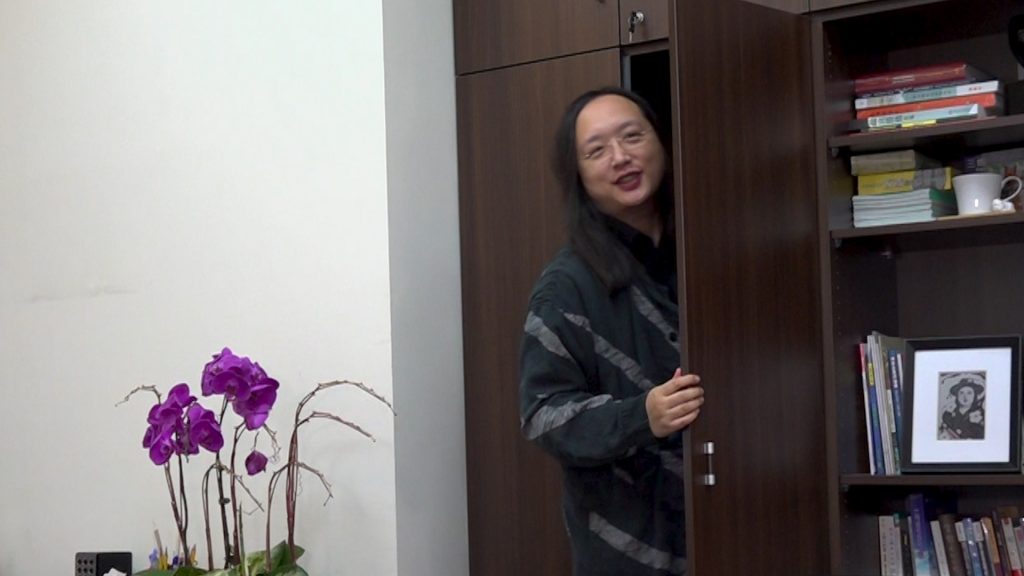 ▲唐鳳辦公室有一個類似衣櫃的暗門。（圖／攝影劉俊佑、陳明安）