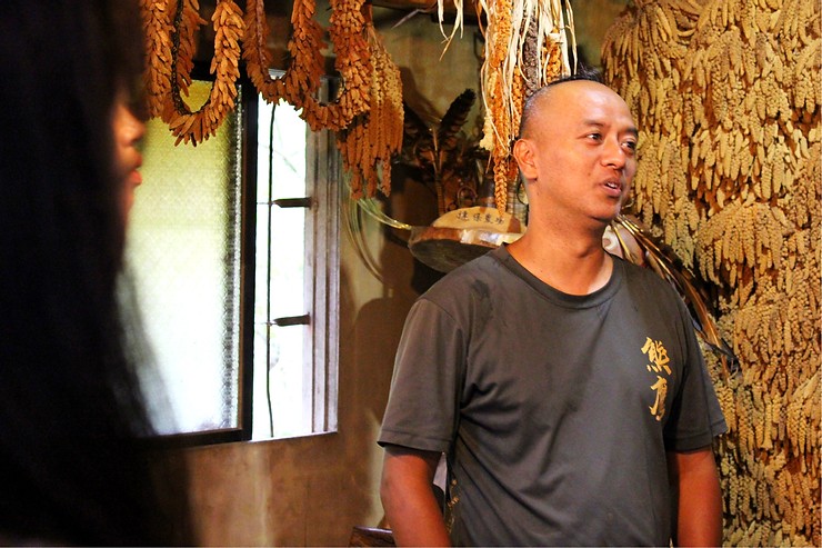 ▲Talem卡路風工作坊主人藍保哥是部落的獵人，負責工作坊的手作童玩體驗教學和生態導覽。（圖／Nevaeh.L）