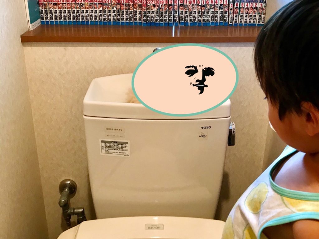 日前推主分享正想上廁所的時候，卻發現裡面已經被佔用了的情形，並幽默表示：「這是一場喵喵與小男孩的戰爭！」（圖／Twitter@omochi_nam01） 