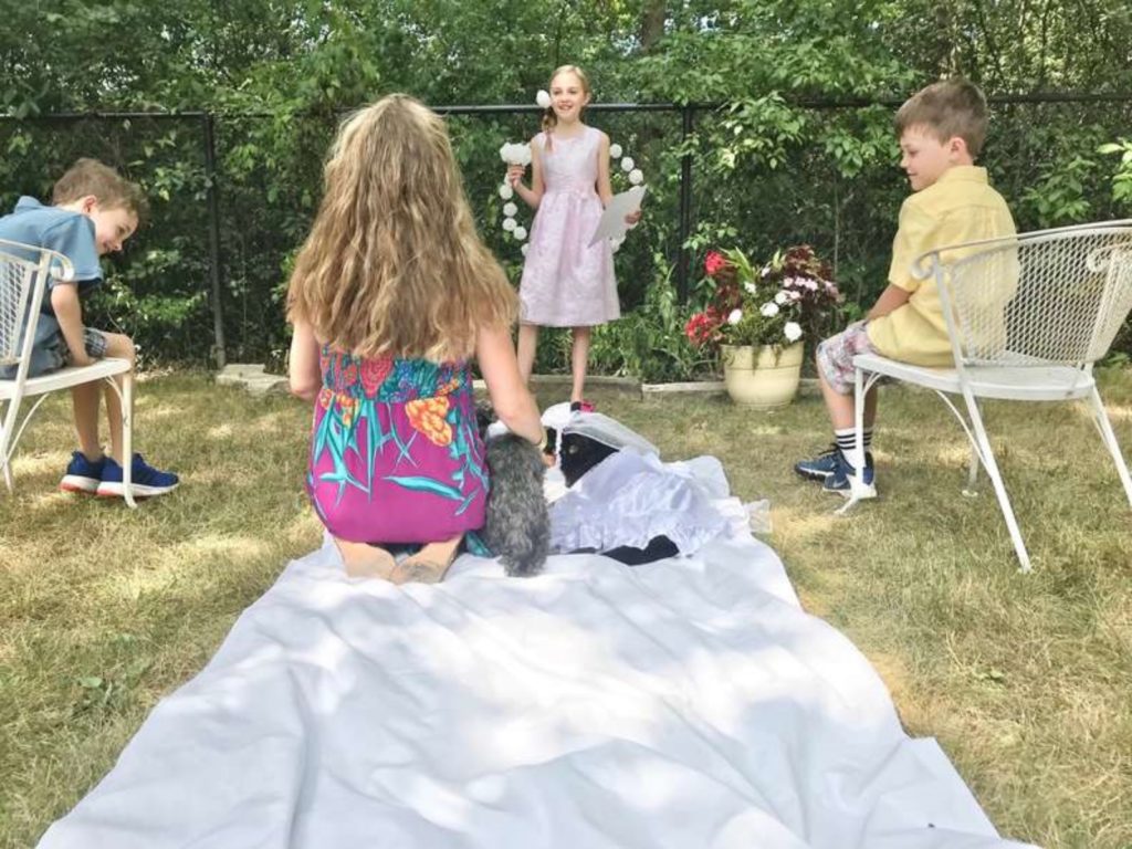 ▲小主人們精心布置婚禮，讓罹癌老犬與女友結婚：要幸福到最後！（圖／Jennifer Burke）