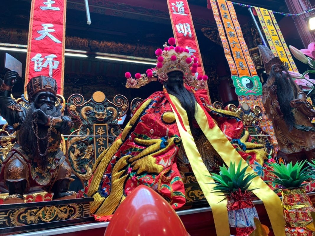 農曆七月神明沒有休息，農曆七月尤其一定要祭拜三位神明，可以讓你運勢大發、消災解厄。圖為新竹都城隍公爺。（圖／翻攝自新竹都城隍廟粉專）