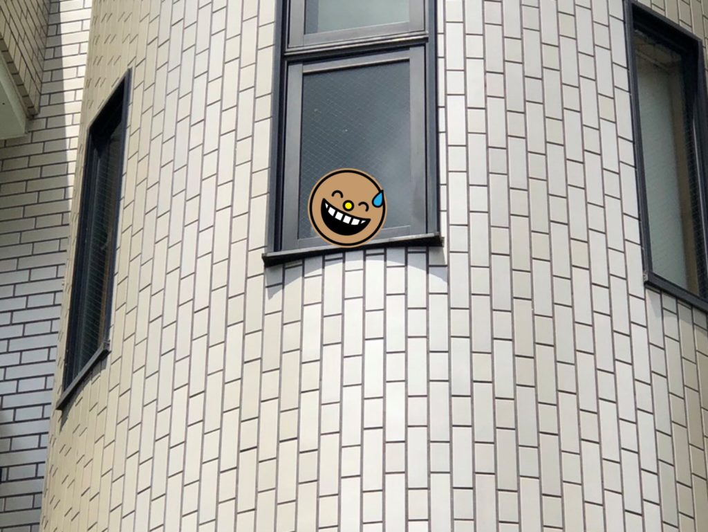 日本有一隻白柴Chobi（チョビ），每當主人出門抬頭看，就會發現Chobi用非常強烈的視線看過來，像是在警告說：「記得給偶帶肉肉喔。」（圖／Twitter@sirosibainu） 