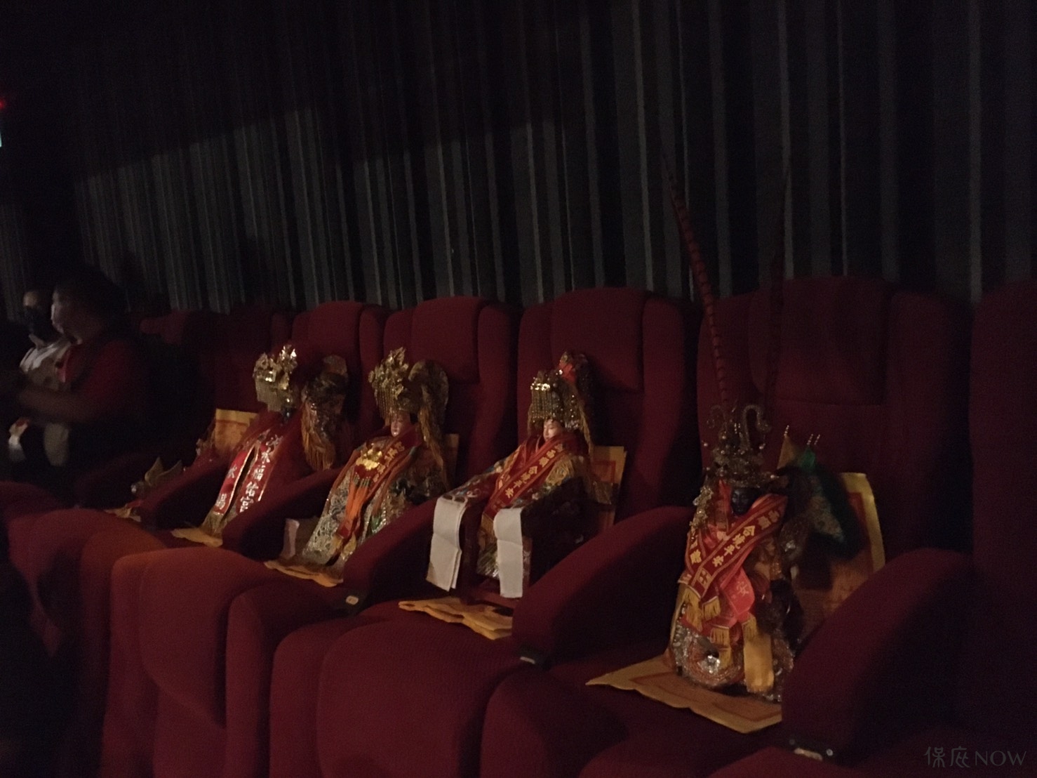 《馗降：粽邪2》的首映有十尊神明跟觀眾一起看電影。（圖／記者黃彥昇攝）