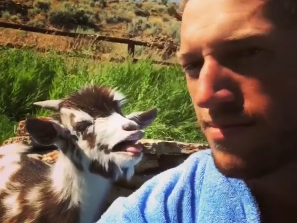 一名男子遇見一隻愛吵架的山羊，對他大喊「布拉布拉～」還吐口水，挑釁意味濃厚！（圖／翻攝自Youtube@Sky Garnick）