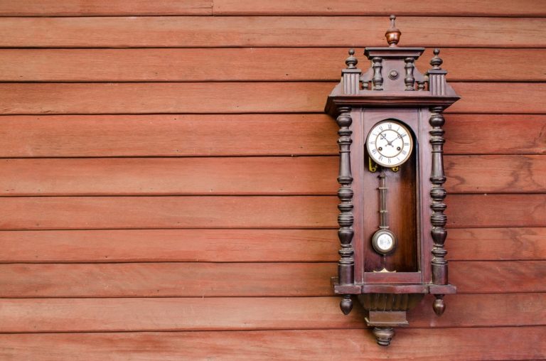 「時鐘」是相當重要的風水物，簡單入門且幾乎家家戶戶皆有，時鐘因為有秒針、分針和時針每分每秒規律地沿著軌跡運作，象徵家中的磁場、氣場也能像時鐘一樣規律運轉。其中，「鐘擺時鐘」更是絕佳選擇。（圖／shutterstock）