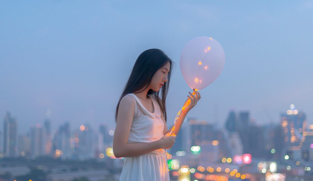  ▲這個世界未必能讓你感到溫暖，但也沒糟到懷疑人生。（圖／Shutterstock）