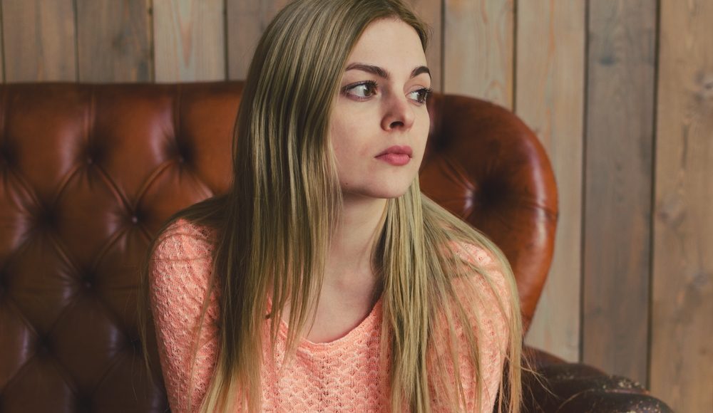  ▲當初你拿一顆糖就能哄好的女孩，日後就算你扛十座金山來都未必換得回。（圖／Shutterstock）