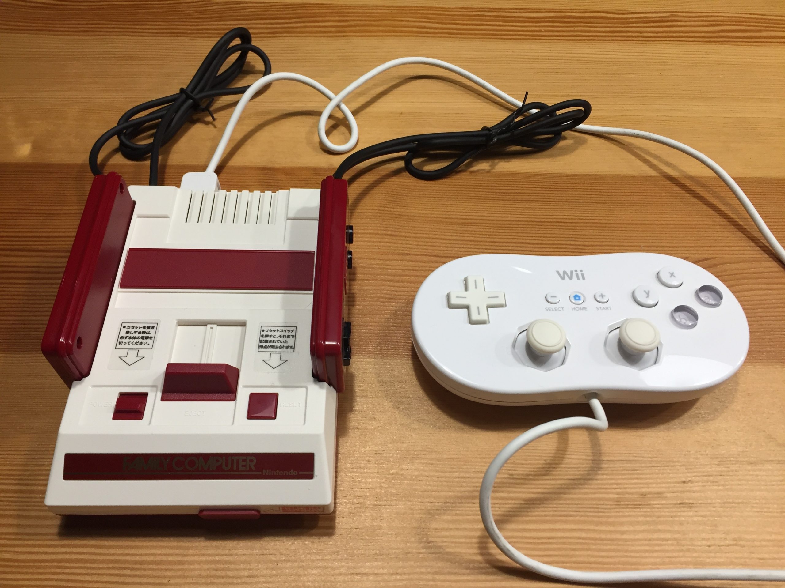 筆者在友人協助下改造，可外接Wii傳統控制器的迷你紅白機。