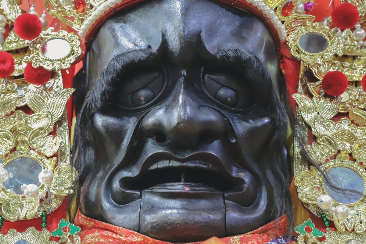 法師為七爺、八爺開光點眼，大神尪仔的眼睛、嘴唇上都被點上了紅色印記。（圖／【陣頭熱血之旅】授權提供）