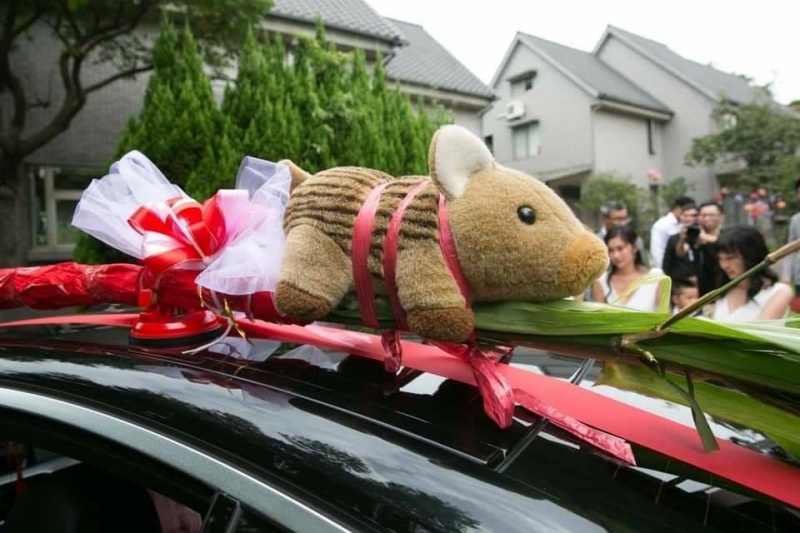 禮車上超萌的山豬娃娃引起眾人關注。（圖／網友翁奕杞提供） 