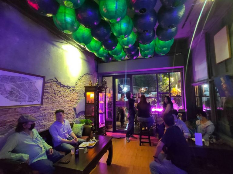▲泰國首間性愛博物館Kamavijitra已開業10年，館長的兒子則選擇開設綠燈籠咖啡廳（Green Lantern Café）和經營藝廊，咖啡廳內透明櫃子中有不少陽具雕飾、情趣用品專區，讓許多消費者大為驚嘆。（圖／翻攝自臉書）