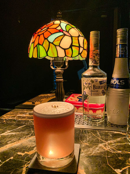 ▲淡淡的粉紅色透出玻璃杯，在光線的照射下，有種朦朧的夢幻美。（圖／歡迎光臨，東宅 Vida Cómoda）