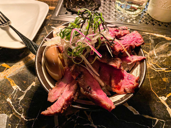 ▲牛肉油花不多，但吃起來肉質豐厚，雖不到入口即化的程度，但絕對不難咬！（圖／歡迎光臨，東宅 Vida Cómoda）