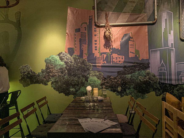 ▲牆面漆成青草色，彷彿置身在美國紐約曼哈頓的中央公園。（圖／歡迎光臨，東宅 Vida Cómoda）