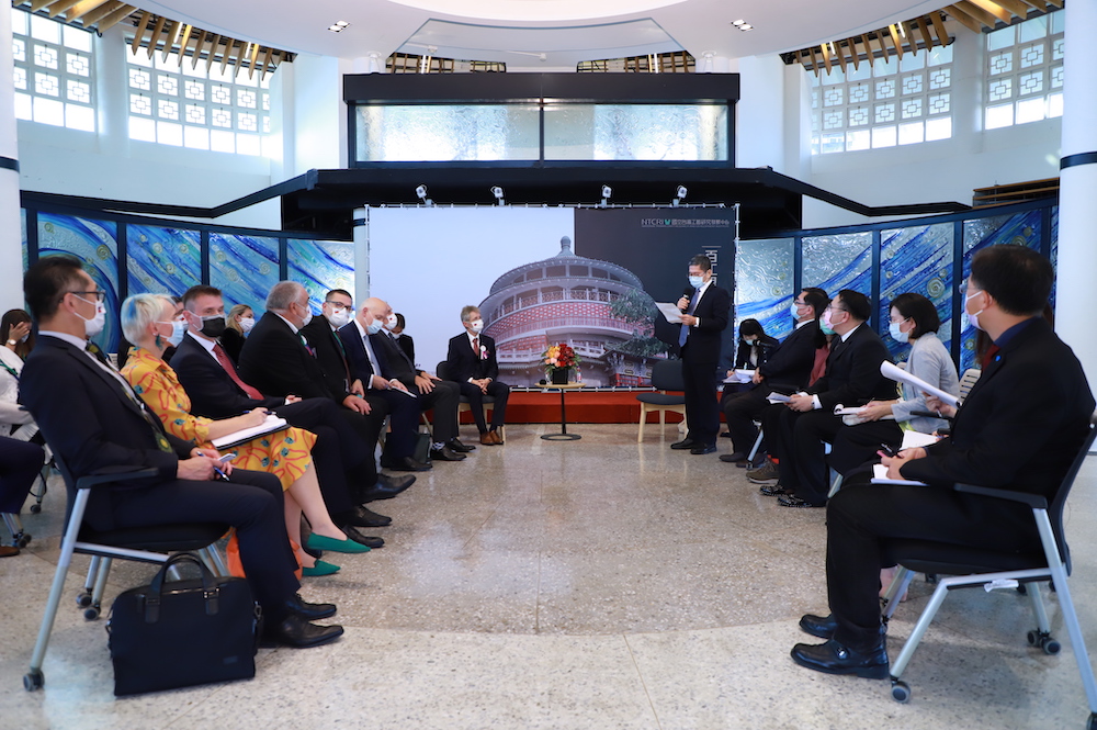 ▲捷克參議院議長韋德齊（Miloš Vystrčil）率領訪問團，昨（31）日下午於國立台灣工藝研究發展中心台北當代工藝設計分館拜會文化部長李永得。（圖／文化部提供）