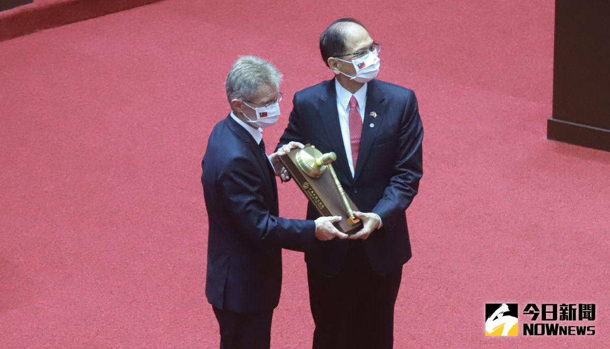 ▲捷克參議院議長韋德齊赴立院演說，立法院長游錫堃頒贈「國會外交一等榮譽獎章」與議事槌。（圖／記者葉政勳攝.2020.09.01）