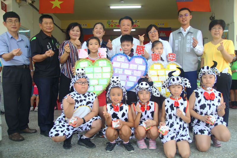 ▲翁章梁將牛奶親送給國小學童。(圖/嘉義縣政府提供)