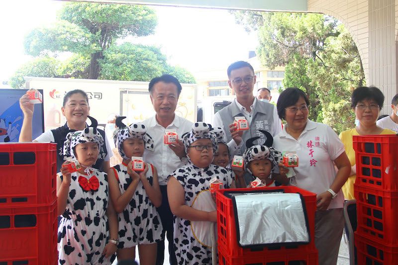 ▲嘉義縣長翁章梁搭乘鮮乳車,親自送牛奶 到學校,促進嘉義囝仔的健康。(圖/嘉義縣政府提供)