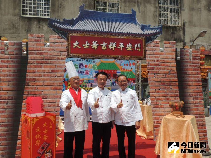▲民雄大士爺祭傳統延續已有300多年,主辦單位精心規劃創意踩街及設計文創商品。(圖/記者任禮清攝 2020.9.1)