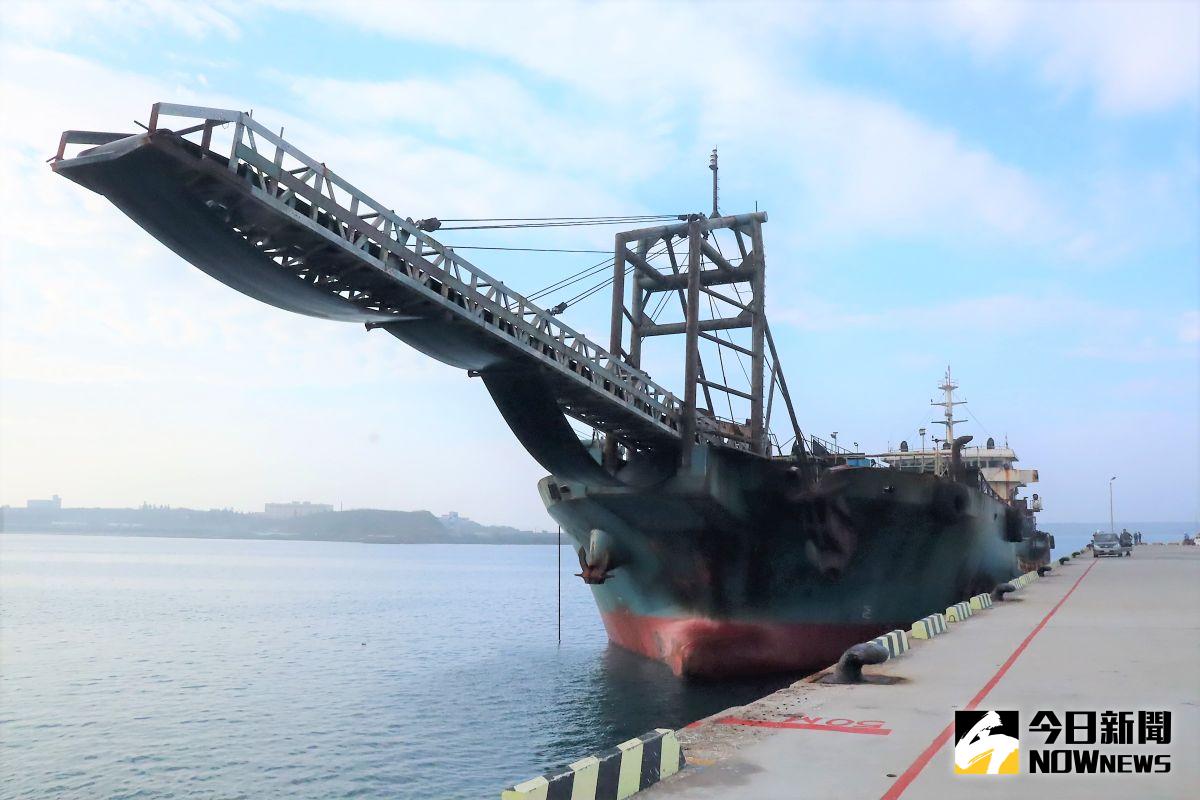 ▲澎湖地檢署1日公告，去年10月間扣押的大陸抽運砂船「長鑫36號」及「豐溢9969號」，將於9月16日上午10時及11時公開拍賣，歡迎有意者前來競標。（圖／記者張塵攝）