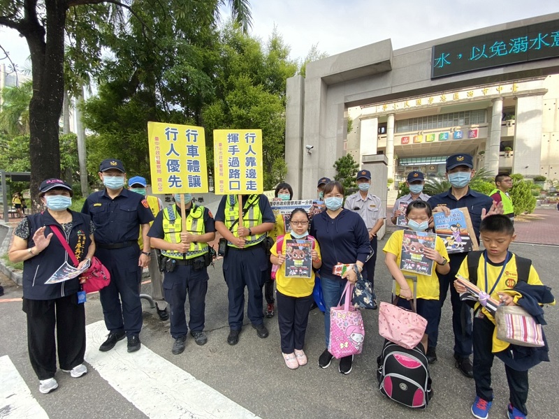 ▲第一分局警方與里長志工們今一大早即於學校門口宣導路口安全。(圖/警方提供)
