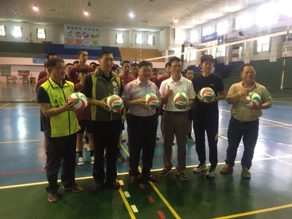 ▲彰化縣排球協會理事長邱建富、顧問團縣議員王國忠等人募球捐贈標準排球給和美高中、伸港國中排球隊，改善訓練用球，讓球員能在比賽前提早適應新球。（圖／記者葉靜美攝，2020.09.01）