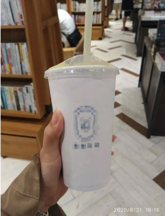 ▲女網友PO出這杯超苦的「酪梨牛奶加布丁」。(圖/翻攝自《Dcard》)