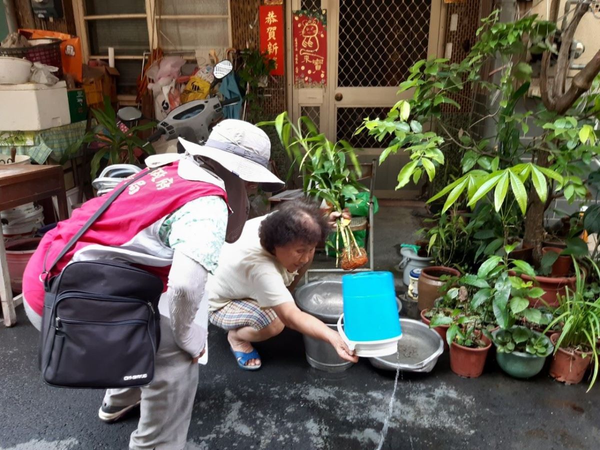 ▲義市政府衛生局呼籲，加強清除環境中積水容器為防疫當務之急。〔圖／嘉市府提供2020.09.01〕