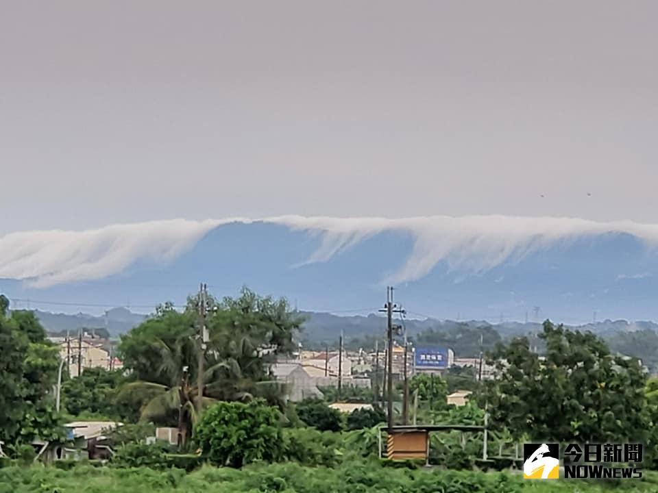 ▲颱風梅莎直撲日韓，颱風海神就即將形成，全台豪雨有感，有網友就在台南拍下雲瀑的壯觀美景。（圖／林祐稼授權提供）