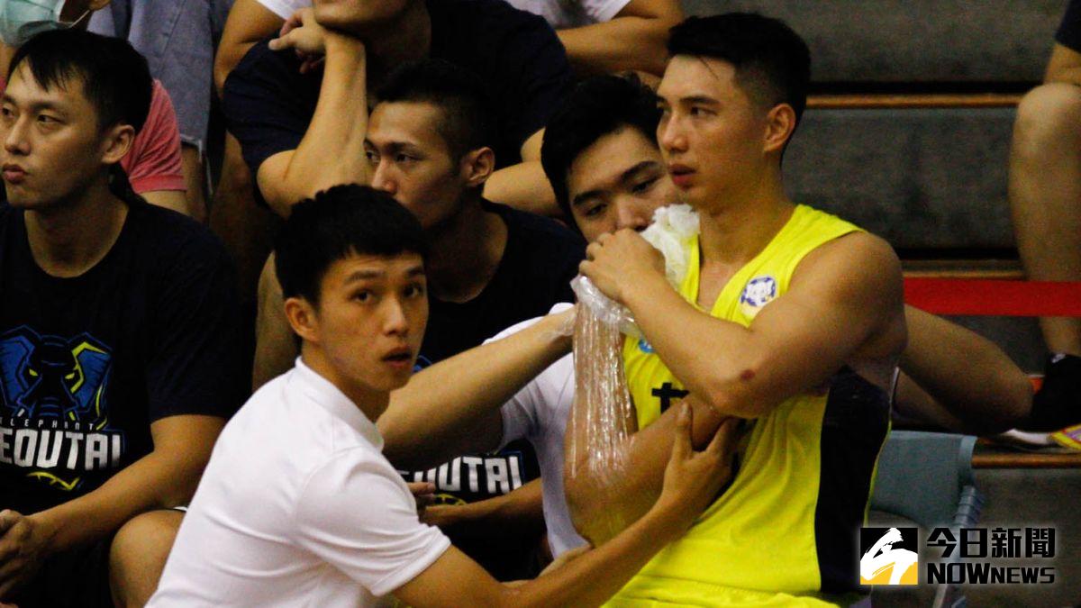 ▲SBL新科狀元、九太科技的李漢昇遭同屆探花斑霸撞傷，右肩脫臼送醫檢查。（圖／林建嘉攝）