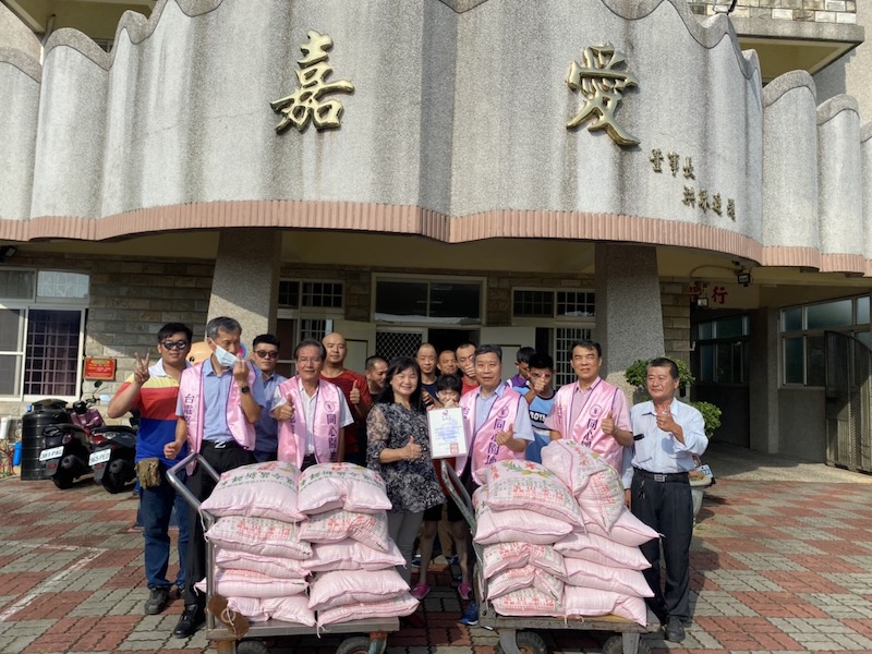 ▲台電嘉義區處在中元普渡活動結束後，由謝義隆處長帶領團隊，將白米等供品全數分別捐贈給嘉愛啟智發展中心等5家弱勢團體。（圖／台電嘉義區處提供)