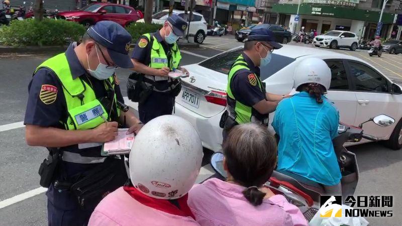 ▲有不少汽機車駕駛轉彎時誤闖行人穿越道,未讓行人優先通行遭員警開單。(圖/記者陳雅芳攝,2020.09.01)