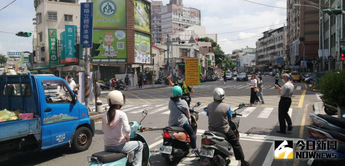 ▲全國路口大執法，彰化縣警局選定彰化市旭光路彰化基督教醫院路口，有不少汽機車駕駛轉彎時誤闖行人穿越道，未讓行人優先通行遭開單。（圖／記者陳雅芳攝，2020.09.01）