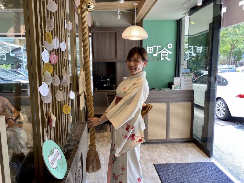 ▲新品牌以淺色木作搭配跳色妝點,融入日本獨特的「祈福搖鈴」互動裝置,消費者可以比照到日本神社參拜體驗。(圖/業者提供)