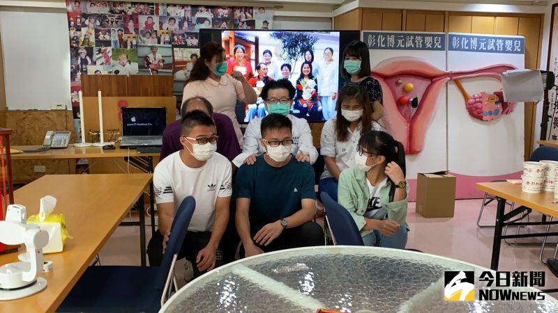 ▲如今三名孩子長大了,分別考進嘉義大學、中正大學及大葉大學,開學前夕,陳姓夫妻帶著他們回診所和醫護人員一起分享這份喜悅。(圖/記者陳雅芳攝,2020.09.01)
