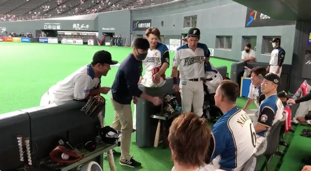 ▲王柏融交給翻譯林庭逸（中）喊聲。（圖／取自火腿官方推特）