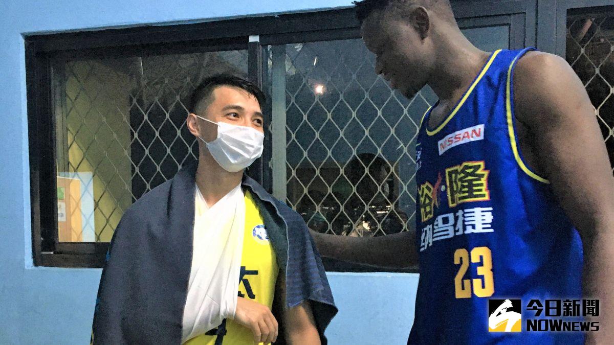 ▲SBL新科狀元、九太科技後衛李漢昇遭同屆菜鳥探花、裕隆外籍生斑霸撞傷，兩人賽後上演大和解，。（圖／鍾東穎攝 ,2020.09.01）