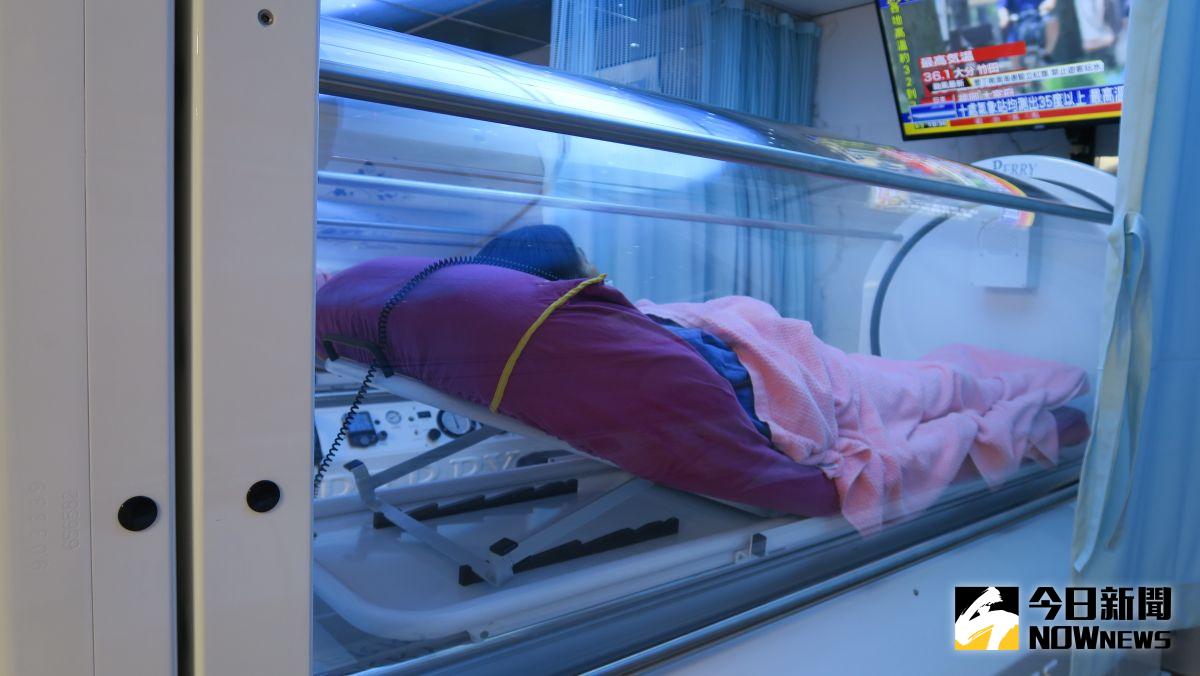 ▲衛福部彰化醫院引進高壓氧治療艙，藉由高壓氧治療，促進血管新生及增強抗生素的殺菌能力，對於慢性骨髓炎有莫大助益。（圖／記者陳雅芳攝，2020.09.02）