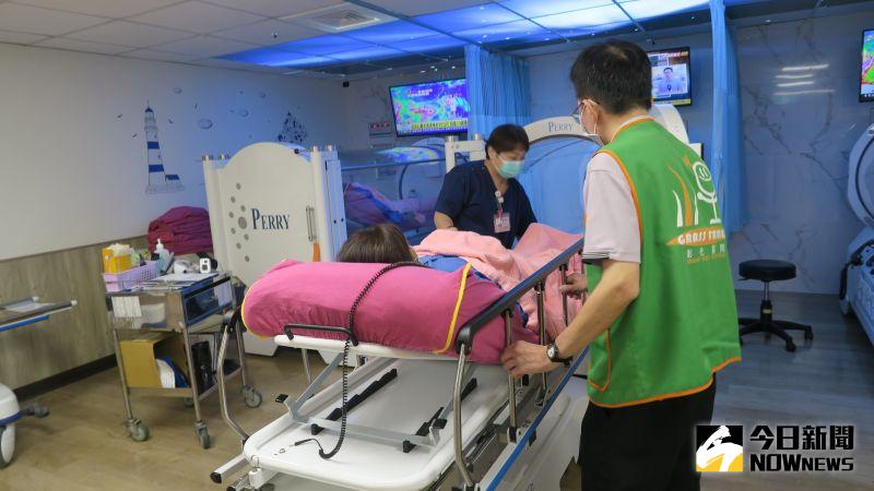 ▲高壓氧能夠加強側肢循環生成,加速傷口癒合、帶入更多抗生素到達感染周邊,高濃度氧氣也能直接殺菌、加強白血球的殺菌功能。(圖/記者陳雅芳攝,2020.09.02)