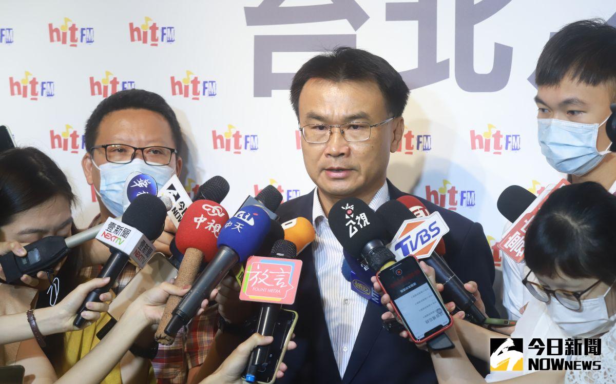 ▲農委會主委陳吉仲受電台專訪，對傳出爭取百億養豬產業基金做出解釋。（圖／記者葉政勳攝 , 2020.09.02）