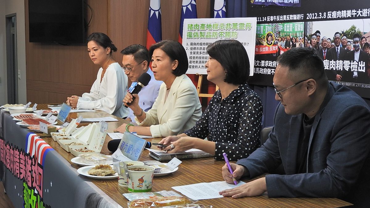 ▲國民黨在記者會上特地陳列許多盤國人會食用的豬肉鬆、豬肉乾、豬肉水餃、香腸、熱狗、培根、火腿、貢丸等豬肉品小吃，如果政府只是單純要求標示產地，根本無法解決問題。(圖 / 記者陳弘志攝，2020.09.02)