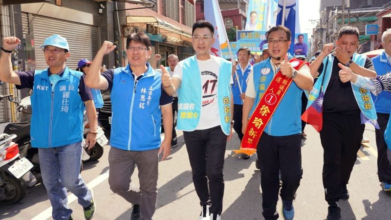 ▲國民黨主席江啟臣2日陪同新竹縣關西鎮議員候選人徐瑜新掃街拜票,他評論蔡英文處理美豬案的風格是「對內獨裁、對外未談就先投降」。(圖/國民黨提供)