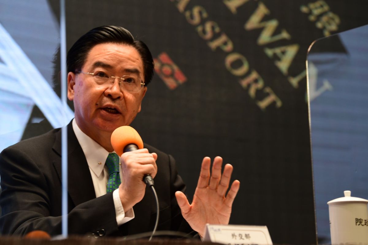 ▲新版護照封面設計曝光，行政院外交部長吳釗燮也說明此次更動3大重點包含了「變動最小」，不過就有民眾認為這個調整是在「浪費稅金」，行政院也出面解釋。（圖／行政院提供）